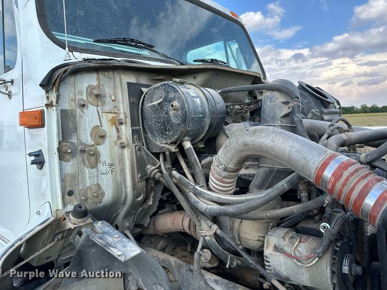 image for item NP9575 1994 International 8200  semi truck