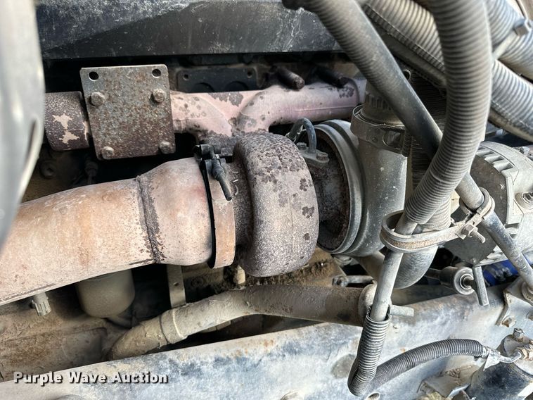 image for item NP9575 1994 International 8200  semi truck