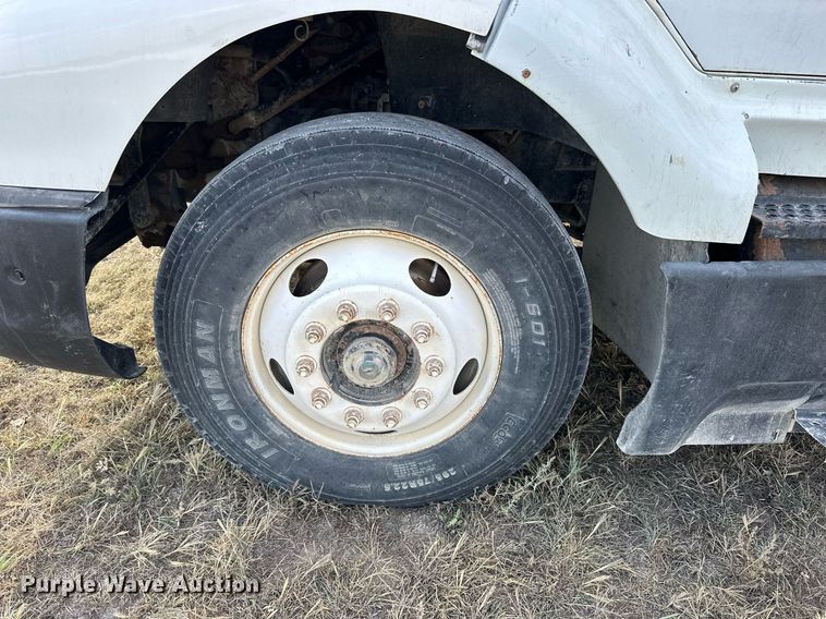 image for item NP9575 1994 International 8200  semi truck