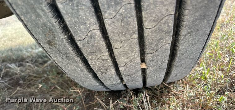 image for item NP9575 1994 International 8200  semi truck