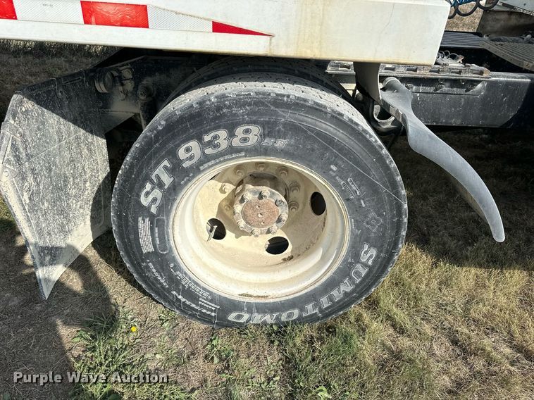 image for item NP9575 1994 International 8200  semi truck