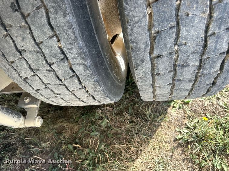 image for item NP9575 1994 International 8200  semi truck