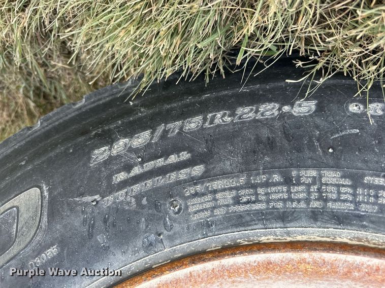 image for item NP9575 1994 International 8200  semi truck