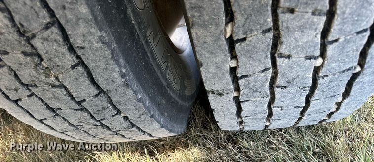 image for item NP9575 1994 International 8200  semi truck