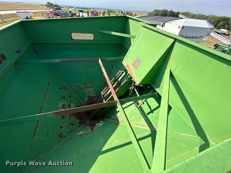 image for item NP9579 E-Z Trail 475  grain cart