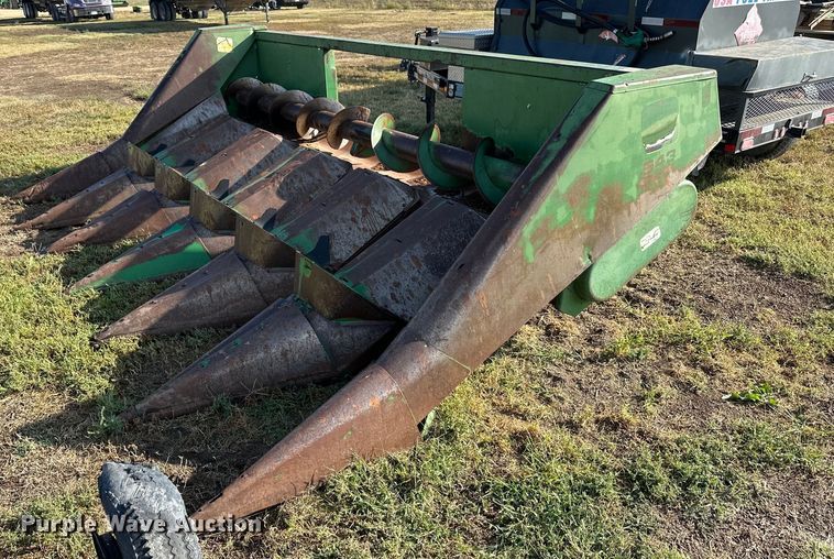 image for item NP9582 John Deere 643  corn head