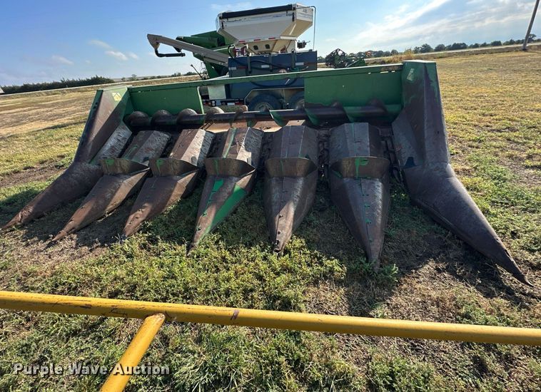 image for item NP9582 John Deere 643  corn head