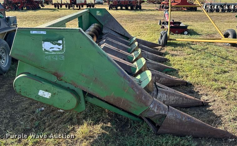 image for item NP9582 John Deere 643  corn head