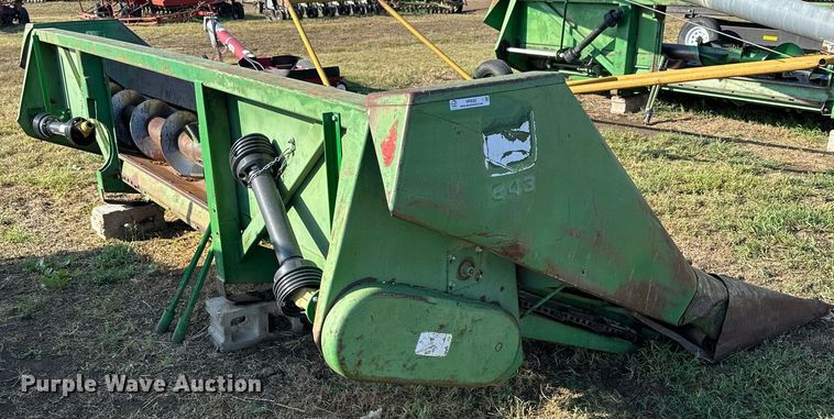 image for item NP9582 John Deere 643  corn head