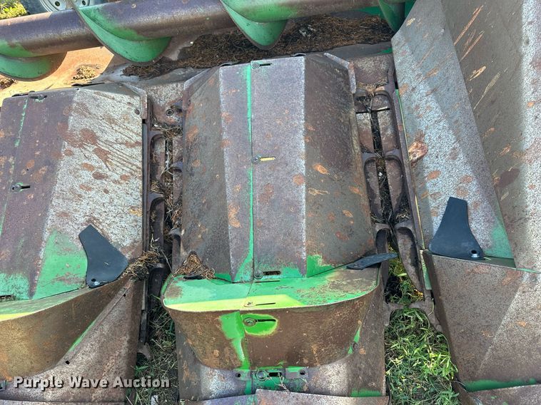 image for item NP9582 John Deere 643  corn head