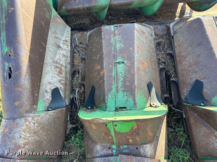 image for item NP9582 John Deere 643  corn head