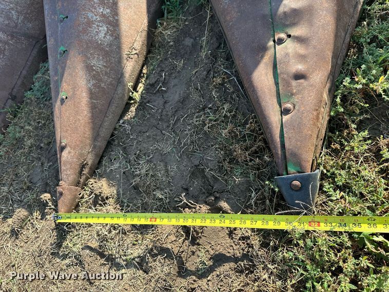 image for item NP9582 John Deere 643  corn head