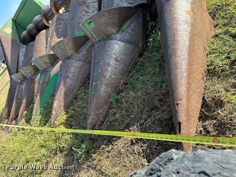 image for item NP9582 John Deere 643  corn head