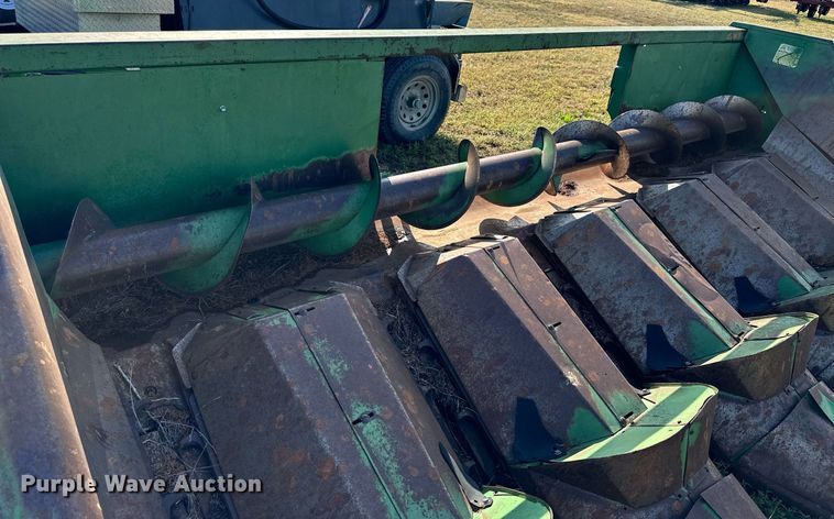 image for item NP9582 John Deere 643  corn head