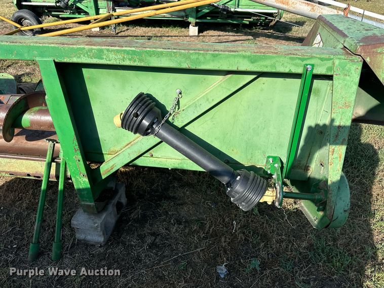 image for item NP9582 John Deere 643  corn head