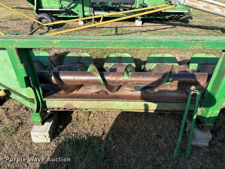 image for item NP9582 John Deere 643  corn head