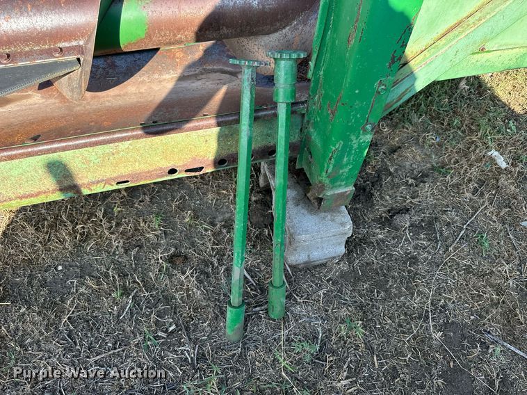 image for item NP9582 John Deere 643  corn head