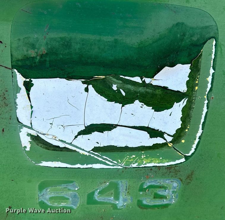 image for item NP9582 John Deere 643  corn head