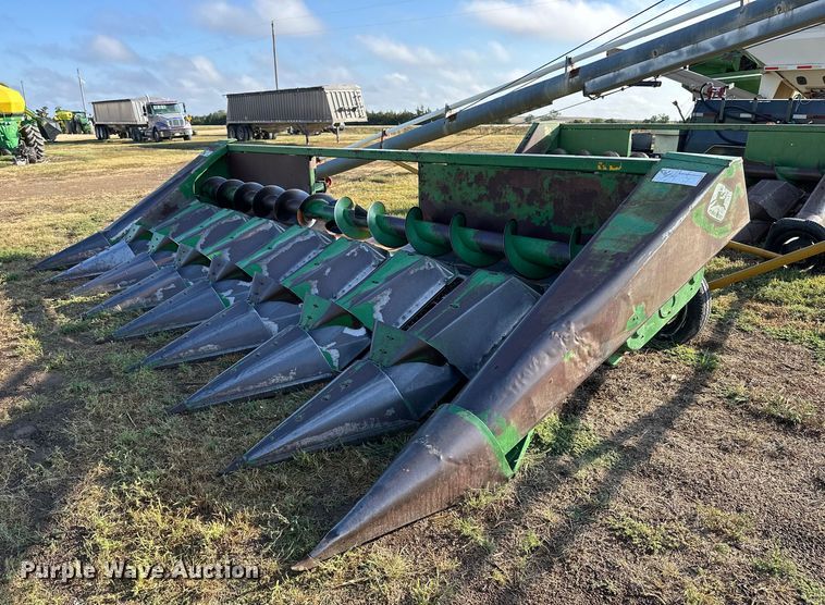 image for item NP9584 John Deere 843  corn head