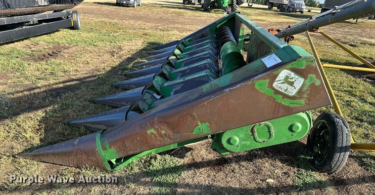 image for item NP9584 John Deere 843  corn head