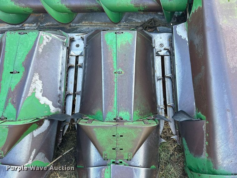 image for item NP9584 John Deere 843  corn head