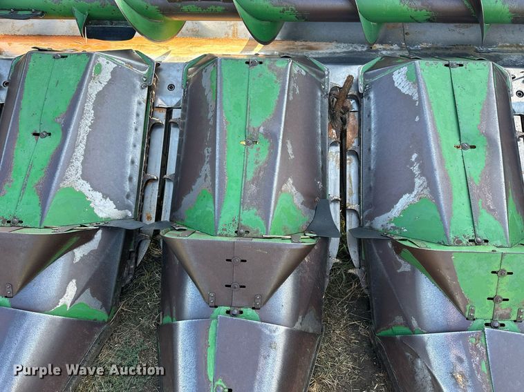 image for item NP9584 John Deere 843  corn head