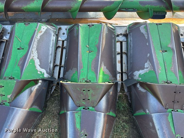 image for item NP9584 John Deere 843  corn head