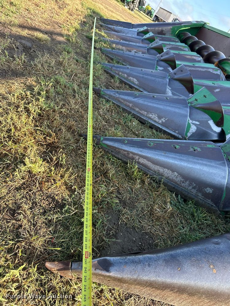 image for item NP9584 John Deere 843  corn head