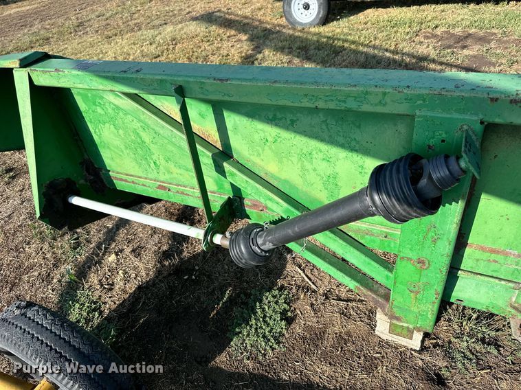 image for item NP9584 John Deere 843  corn head