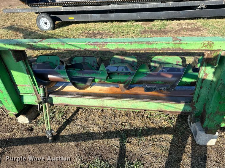 image for item NP9584 John Deere 843  corn head