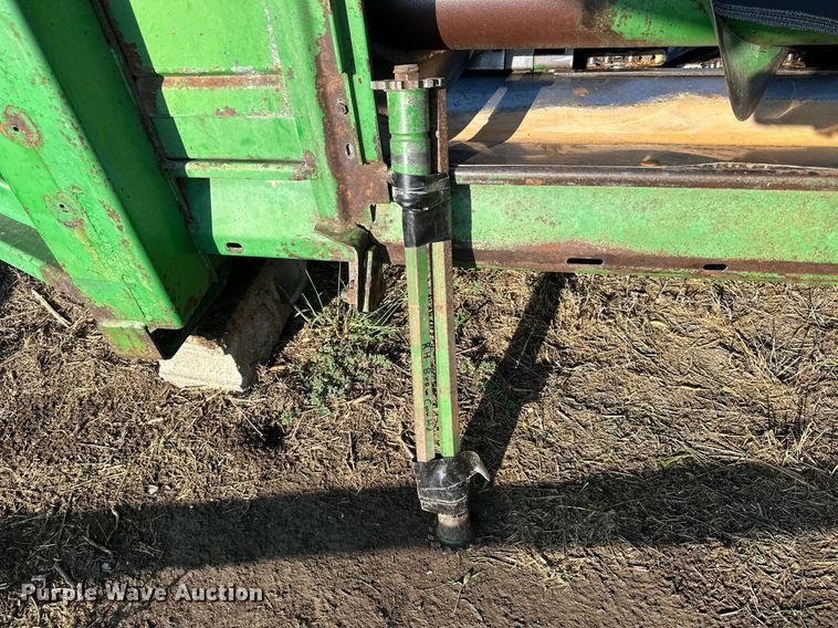 image for item NP9584 John Deere 843  corn head