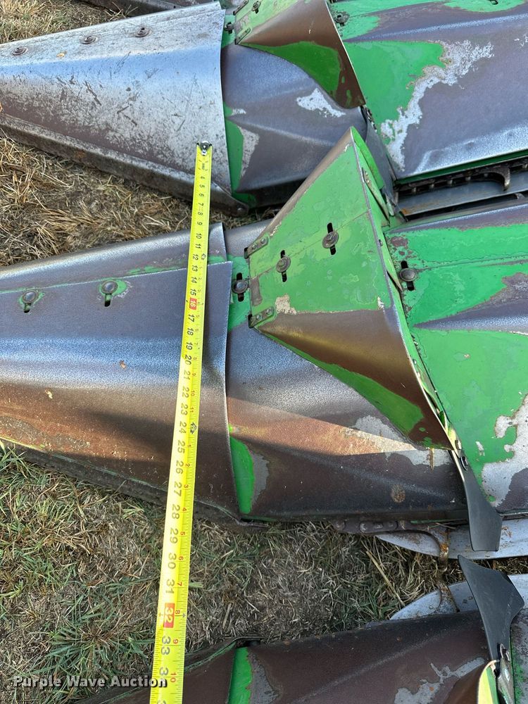 image for item NP9584 John Deere 843  corn head