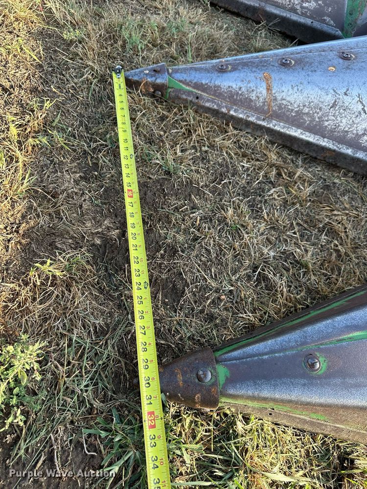 image for item NP9584 John Deere 843  corn head