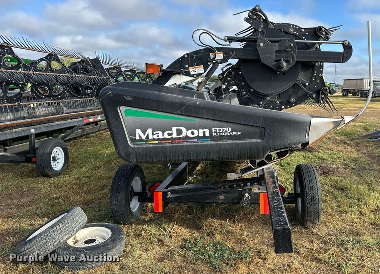 image for item NP9585 2010 MacDon FD70  flex draper head