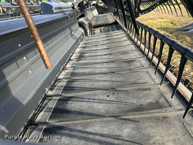 image for item NP9585 2010 MacDon FD70  flex draper head