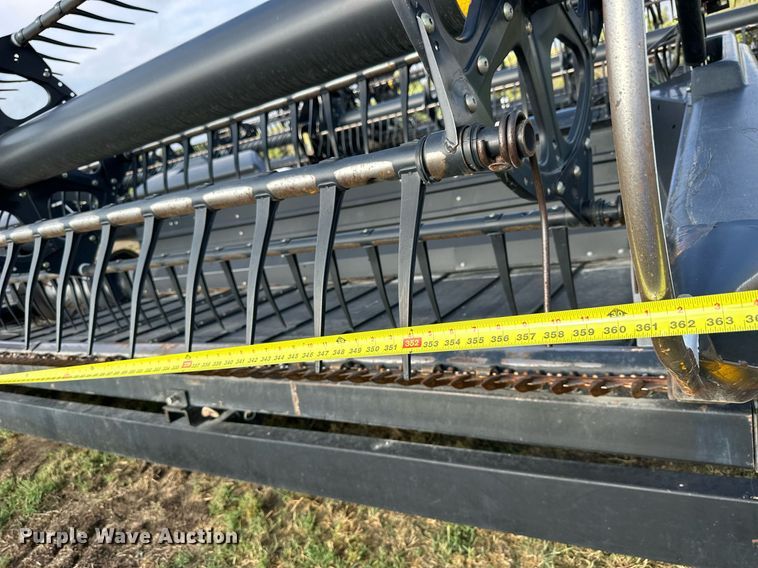 image for item NP9585 2010 MacDon FD70  flex draper head