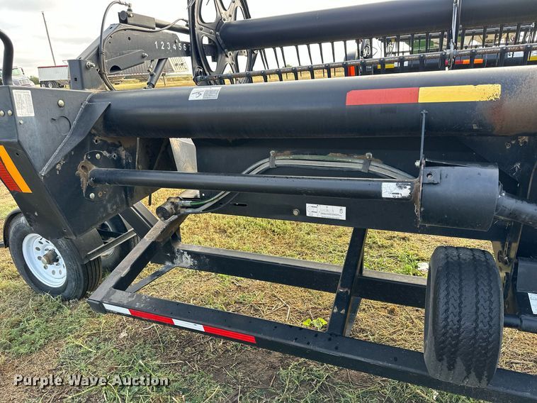 image for item NP9586 2004 MacDon 974  flex draper head