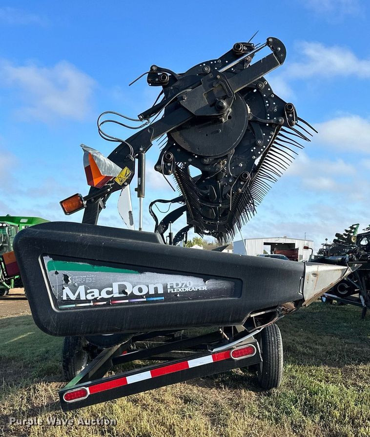 image for item NP9587 2009 MacDon FD70  flex draper head