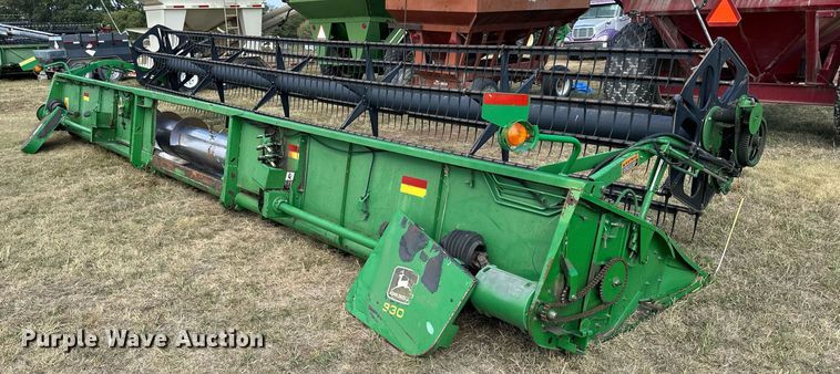 image for item NP9589 1999 John Deere 930  rigid head