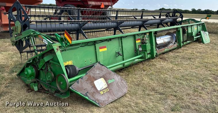 image for item NP9589 1999 John Deere 930  rigid head