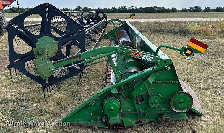 image for item NP9589 1999 John Deere 930  rigid head