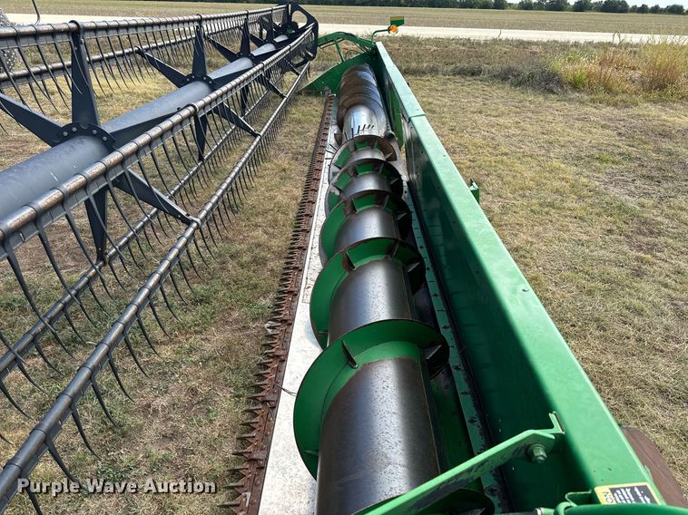 image for item NP9589 1999 John Deere 930  rigid head