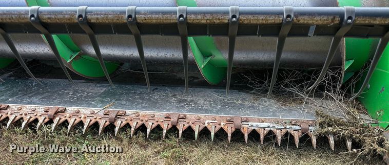 image for item NP9589 1999 John Deere 930  rigid head