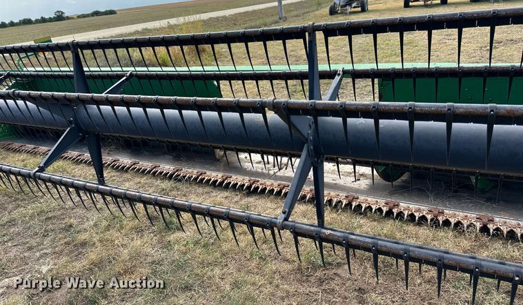 image for item NP9589 1999 John Deere 930  rigid head