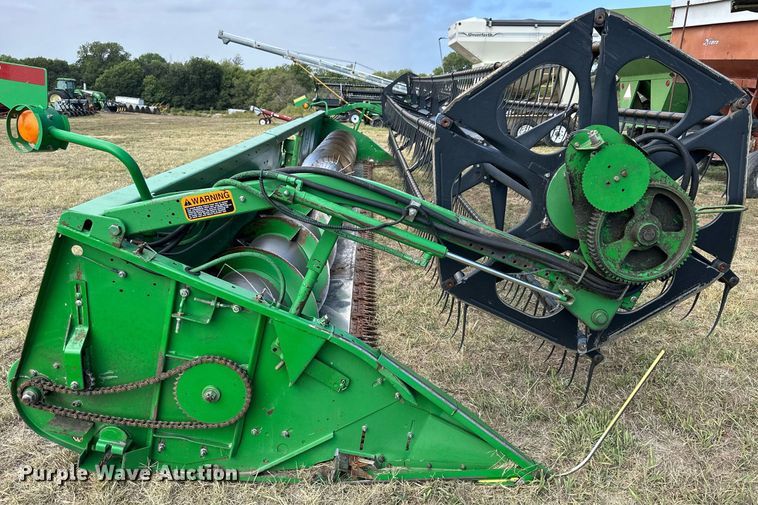 image for item NP9589 1999 John Deere 930  rigid head