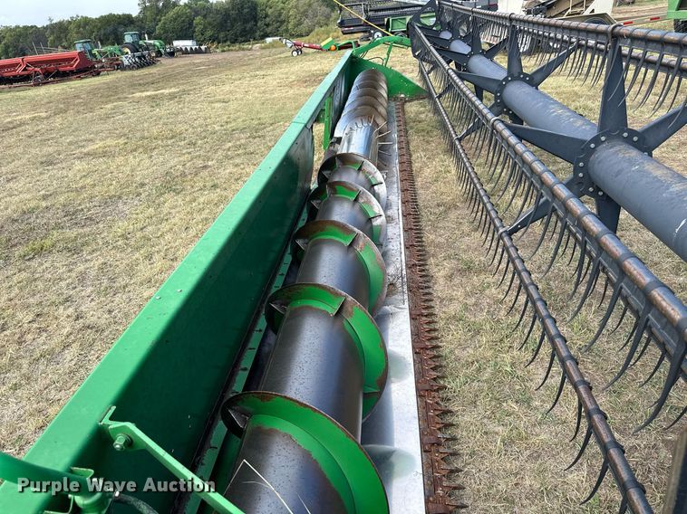 image for item NP9589 1999 John Deere 930  rigid head