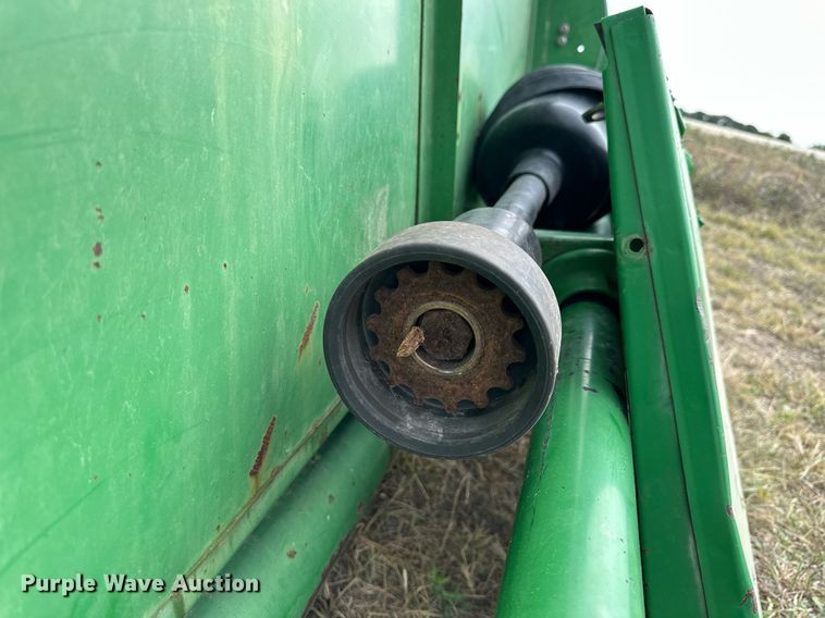 image for item NP9589 1999 John Deere 930  rigid head