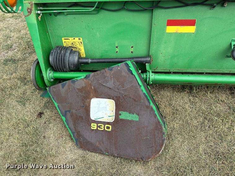 image for item NP9589 1999 John Deere 930  rigid head