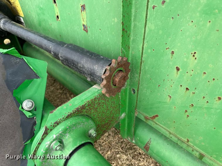 image for item NP9589 1999 John Deere 930  rigid head