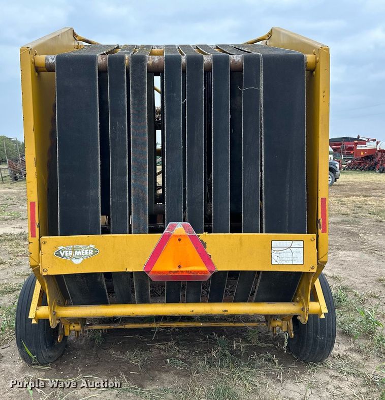 image for item NP9606 Vermeer 605F  round baler